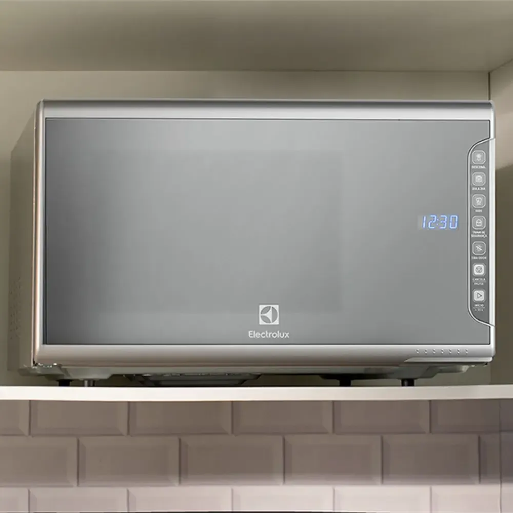 Micro-ondas instalado na cozinha